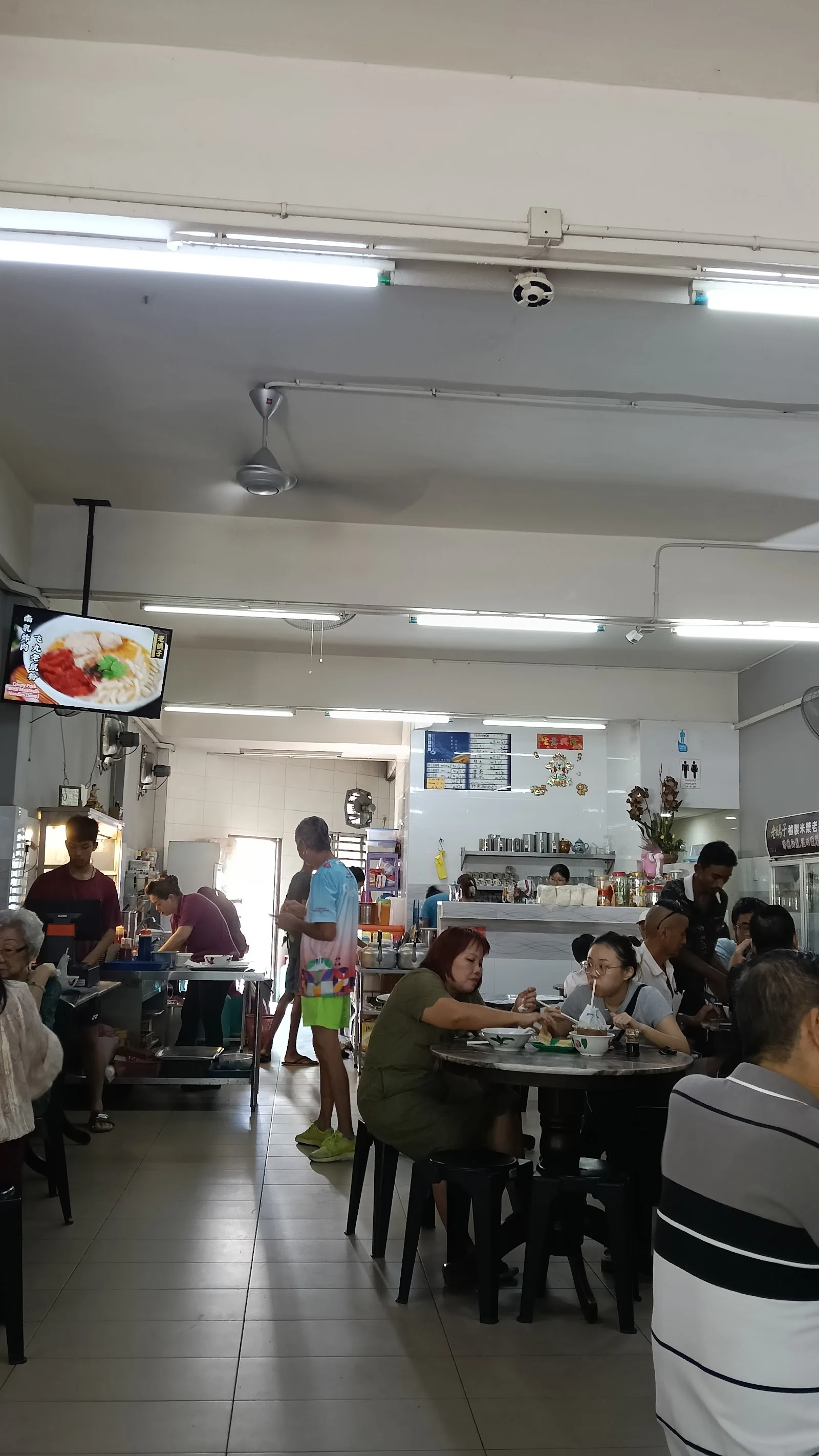 Mama Noodle Cafe (老妈子老鼠粉) — interior