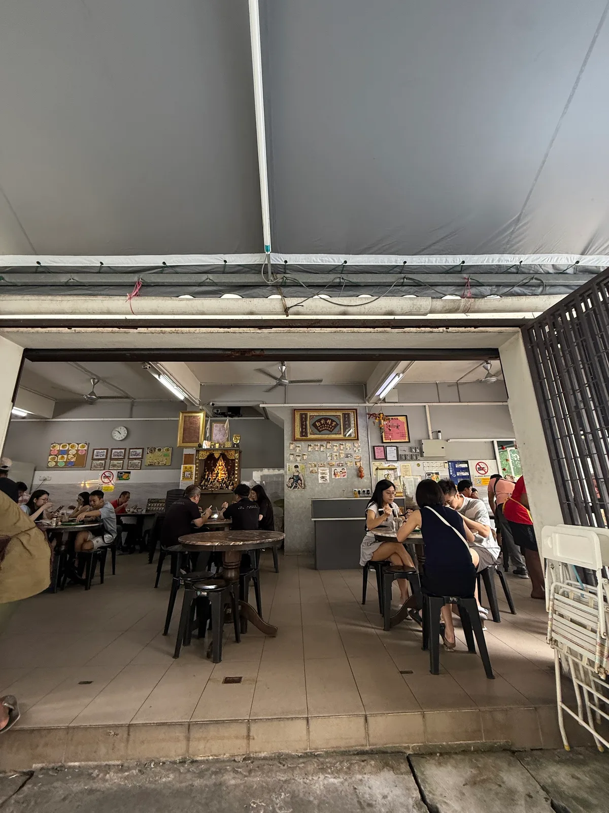 Mama Noodle Cafe (老妈子老鼠粉) — interior