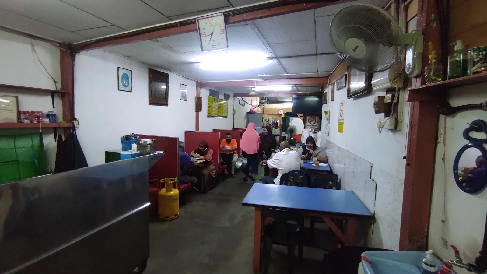 Mami Cellam Capati Cafe — interior