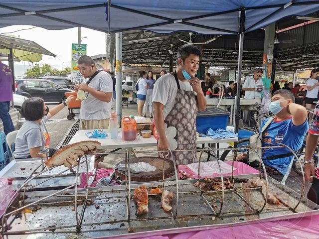 Roast pork pushcart at the medan selera