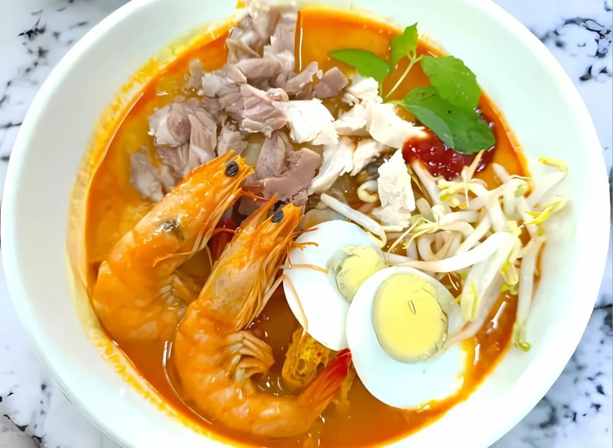 Mee kari with prawns, chicken and egg