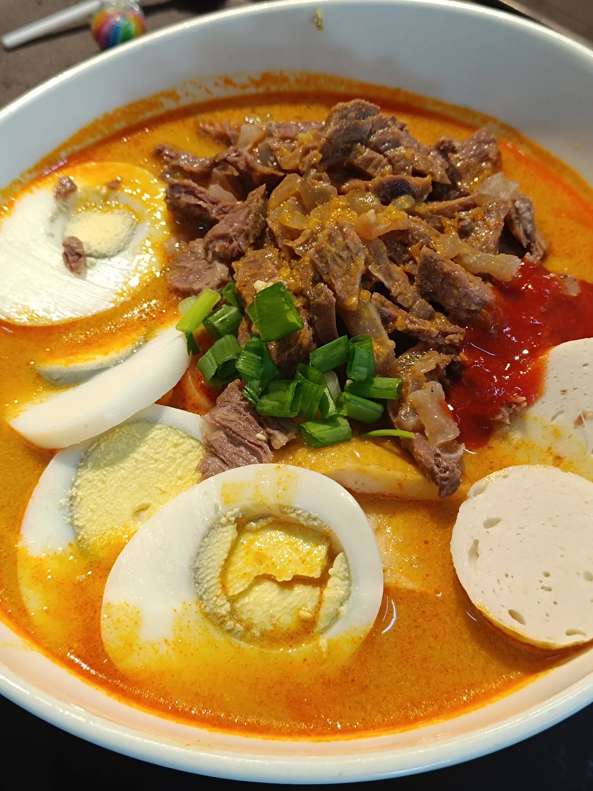 Mee kari with beef, boiled eggs and tofu puff