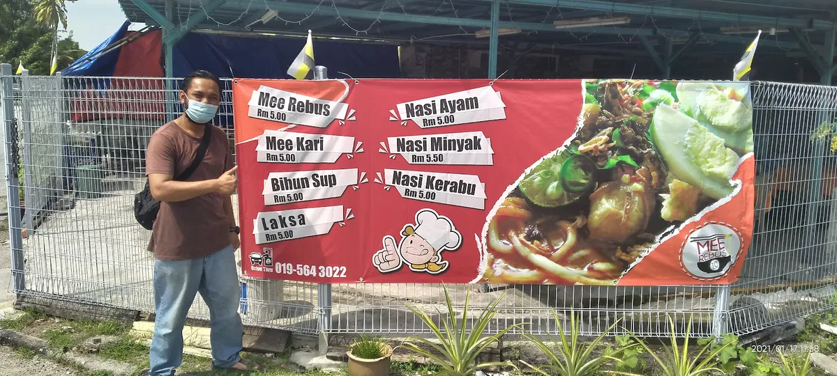 Red stall banner listing Mee Rebus, Mee Kari, Bihun Sup, Laksa, Nasi Ayam, Nasi Minyak and Nasi Kerabu with prices from RM 5.00