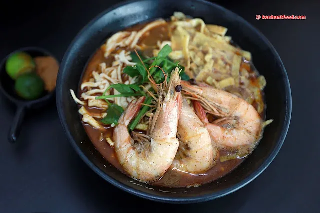 Sarawak noodles with prawns