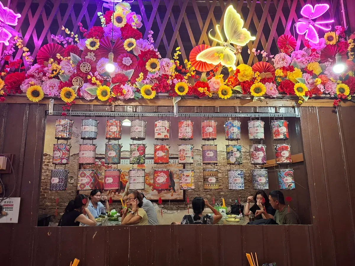 Moh Teng Pheow Nyonya Kuih — interior