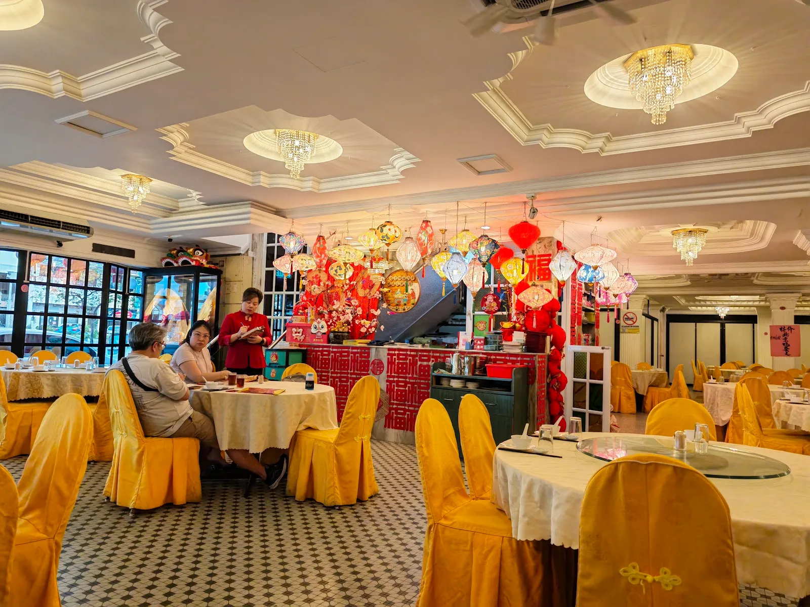 Mun Choong Seafood Restaurant (Pusing Public Restaurant) 民眾酒家 — interior