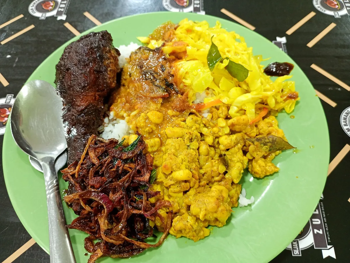 Nasi kandar with chicken, onions and vegetables