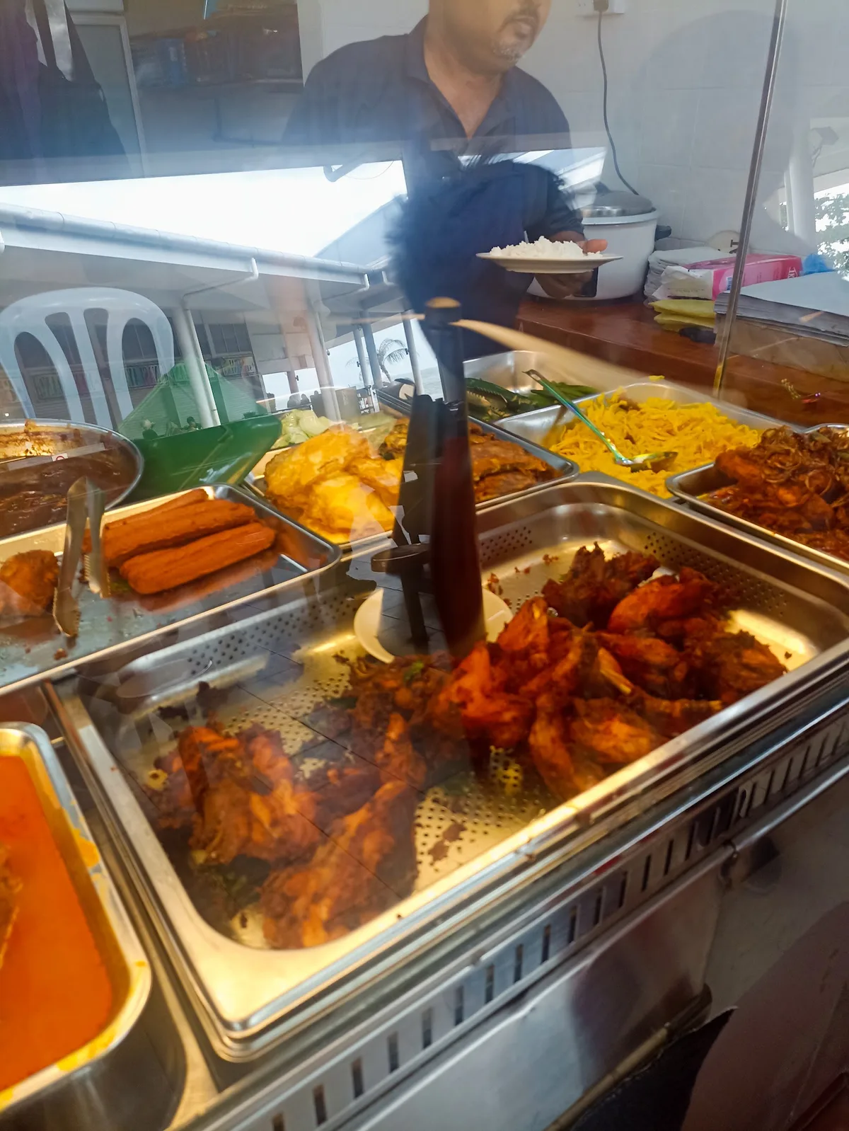 Fried chicken and lauk at the counter