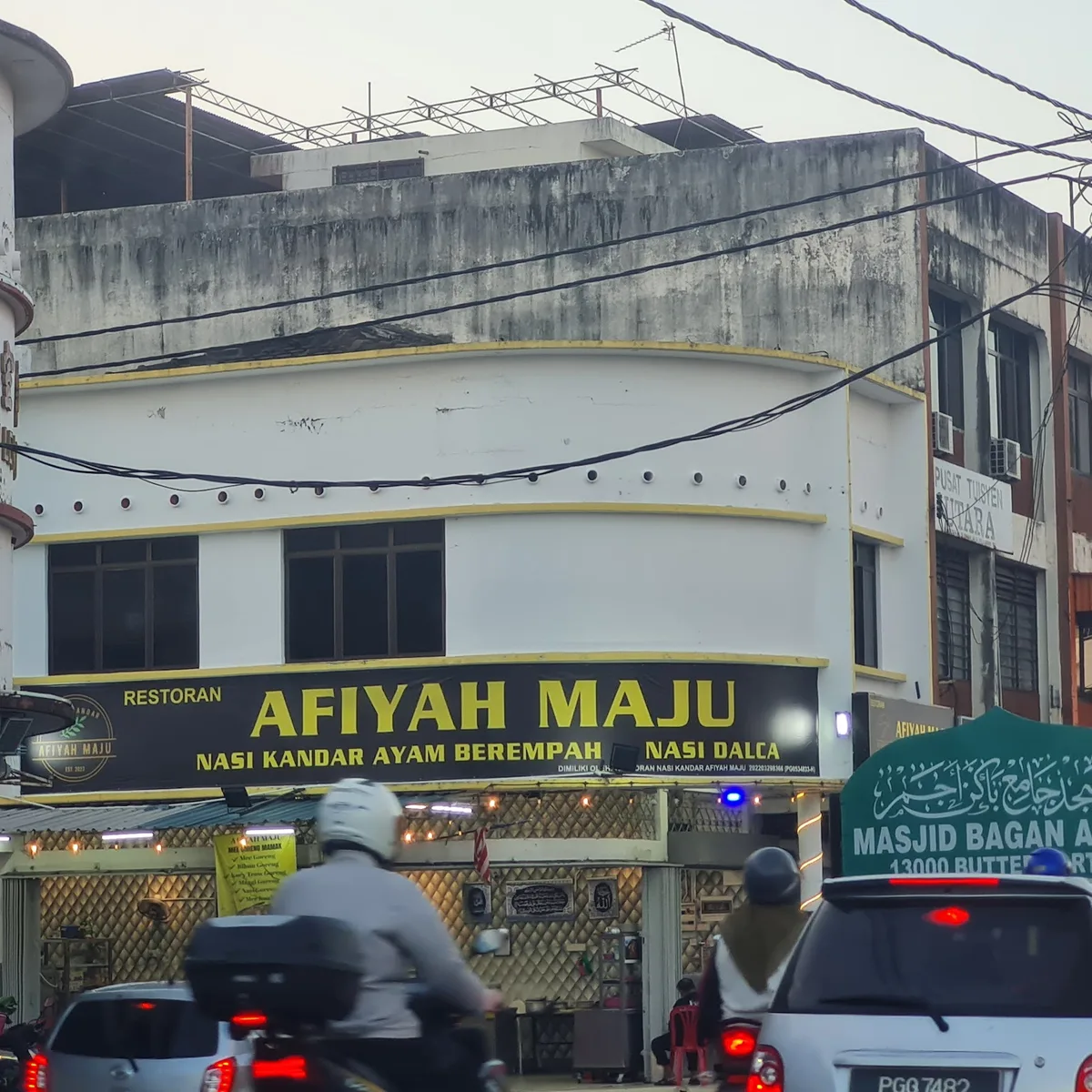 Afiyah Maju corner shop, Masjid Bagan Ajam sign beside it