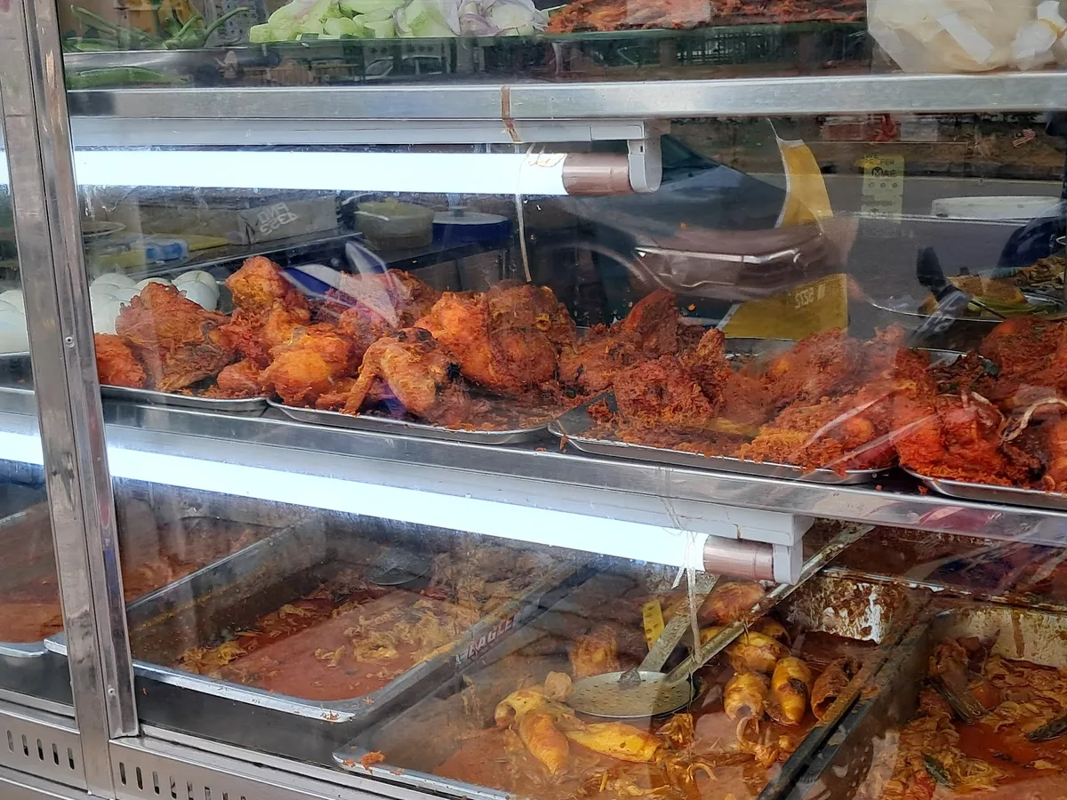 Fried chicken and curries in the lauk counter