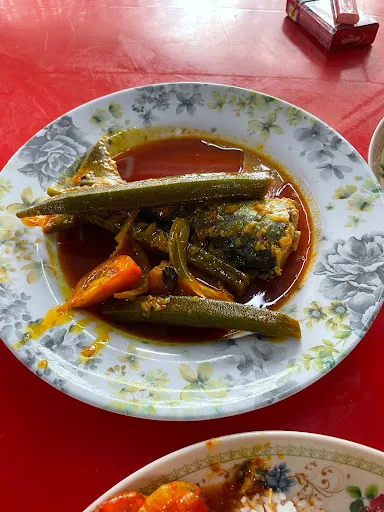 Nasi Lemak Berlauk Hasanah Dan Nasi Campur Laila — dish