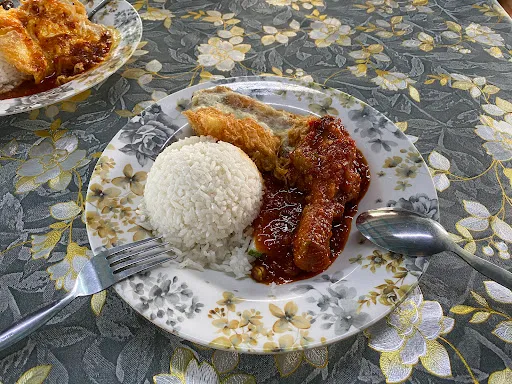Nasi Lemak Berlauk Hasanah Dan Nasi Campur Laila — dish