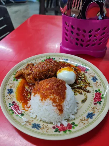 Nasi Lemak Berlauk Hasanah Dan Nasi Campur Laila — dish