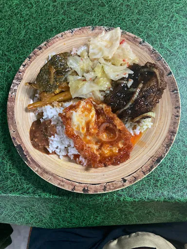 Nasi Lemak Berlauk Hasanah Dan Nasi Campur Laila — dish