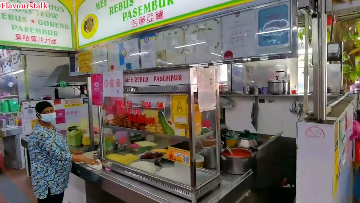 No.30 Mee Rebus Batu Lanchang — stall front with display case and price board