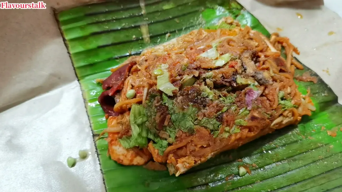 No.30 Mee Rebus Batu Lanchang — mee goreng served on banana leaf
