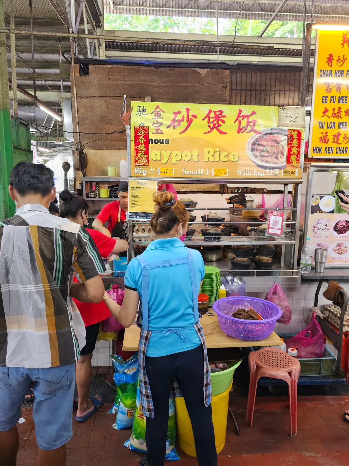 No 52 Famous Claypot Rice — interior