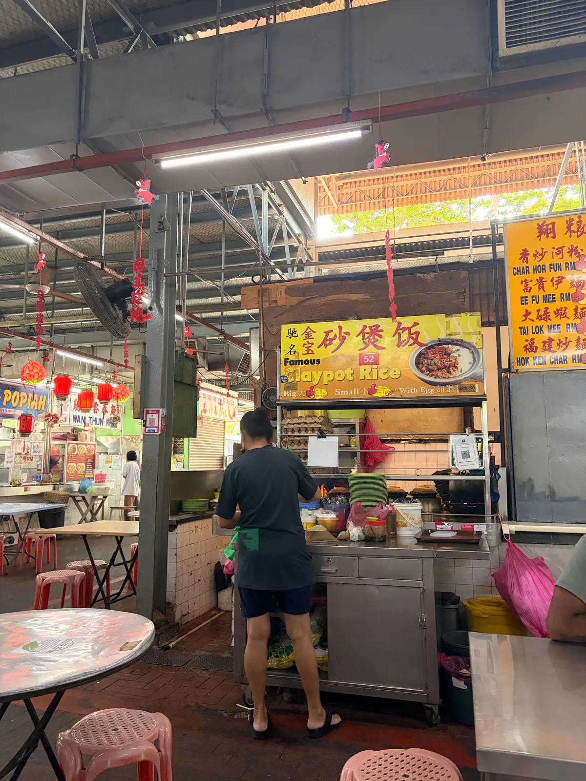 No 52 Famous Claypot Rice — interior