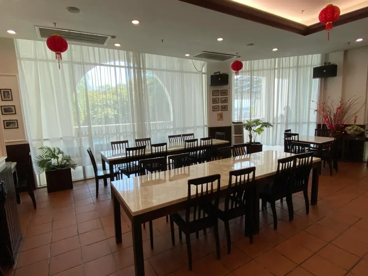 Nyonya Breeze Desire — interior
