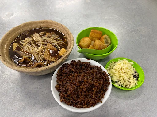 老青屋明记肉骨茶 Old Green House Beng Kee Bak Kut Teh — signature dish