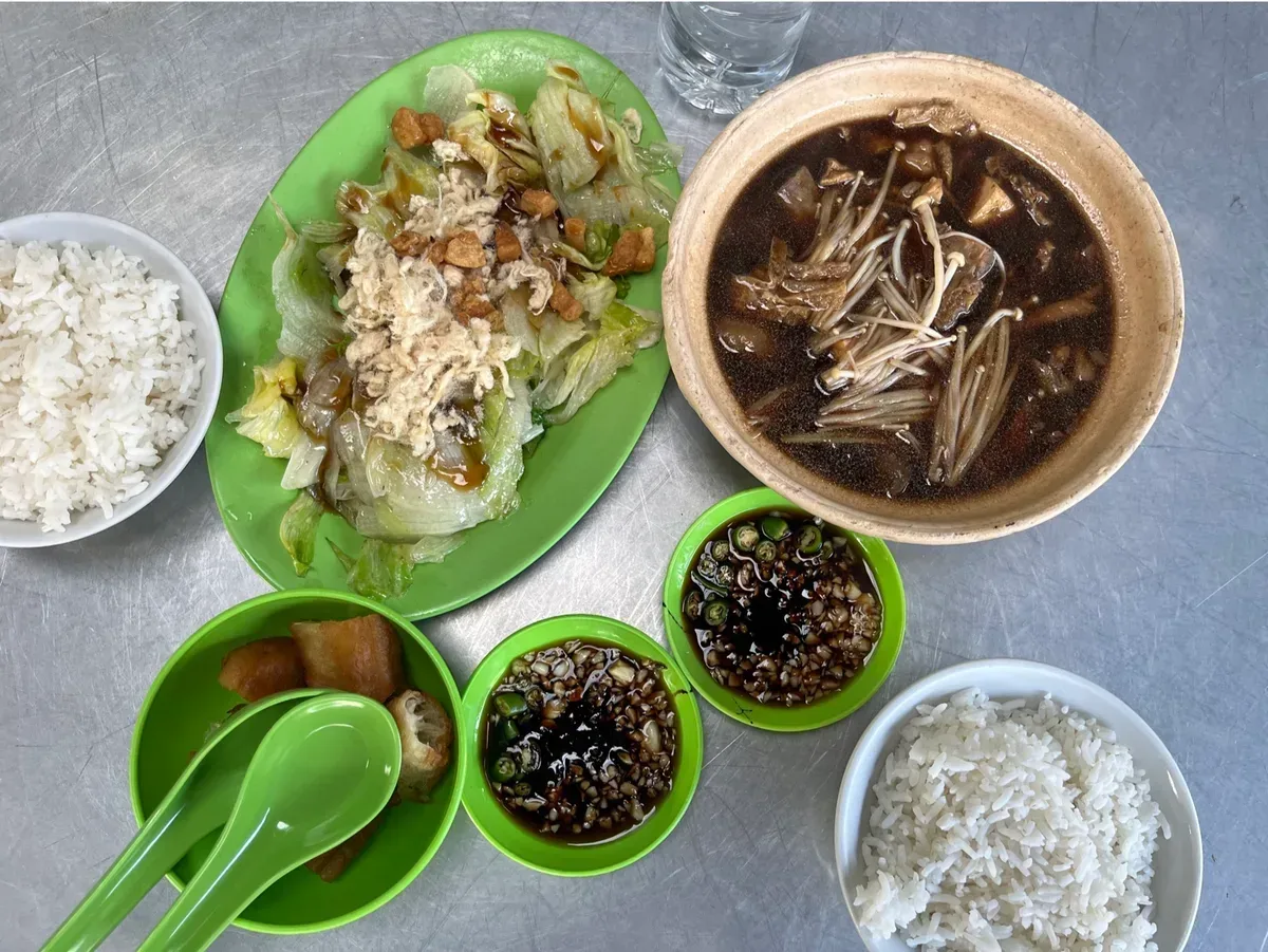 老青屋明记肉骨茶 Old Green House Beng Kee Bak Kut Teh — signature dish