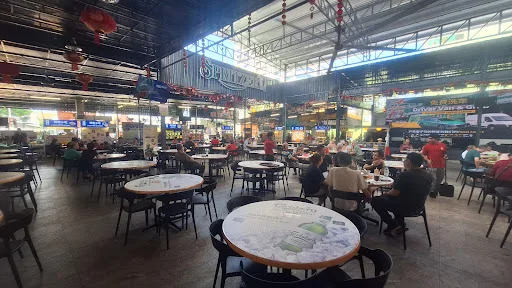 Old Winston Coffee Garden Kwang Beef Noodle — interior