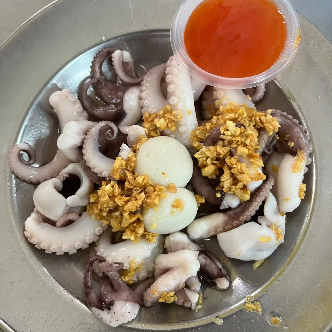 Boiled octopus with fried garlic
