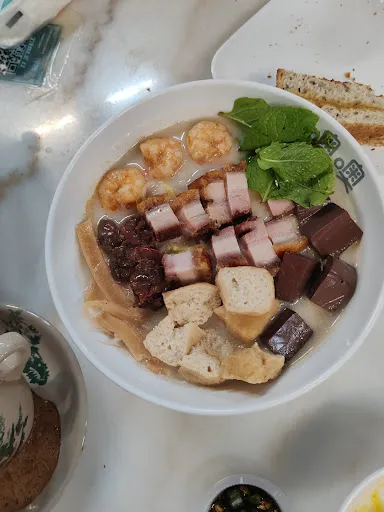 OO White Coffee Cafe Beef Noodles — dish