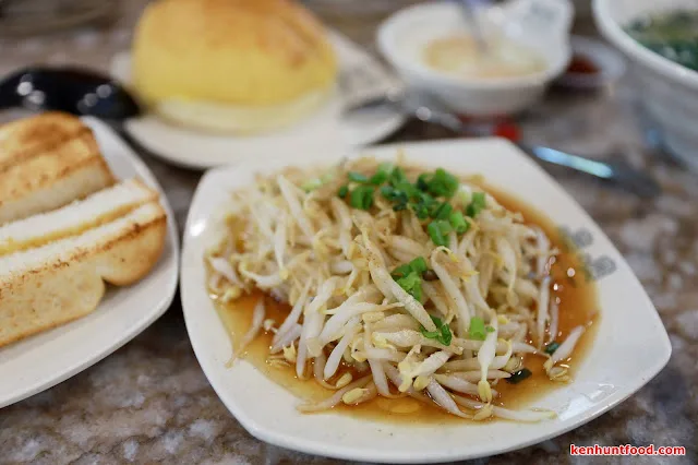 Beef noodle with beansprouts