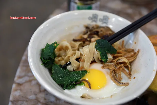 Dry beef noodle with greens and egg
