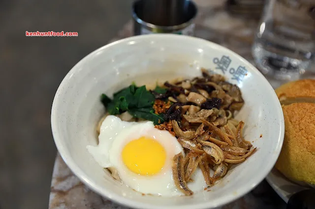 Beef noodle in dark sauce
