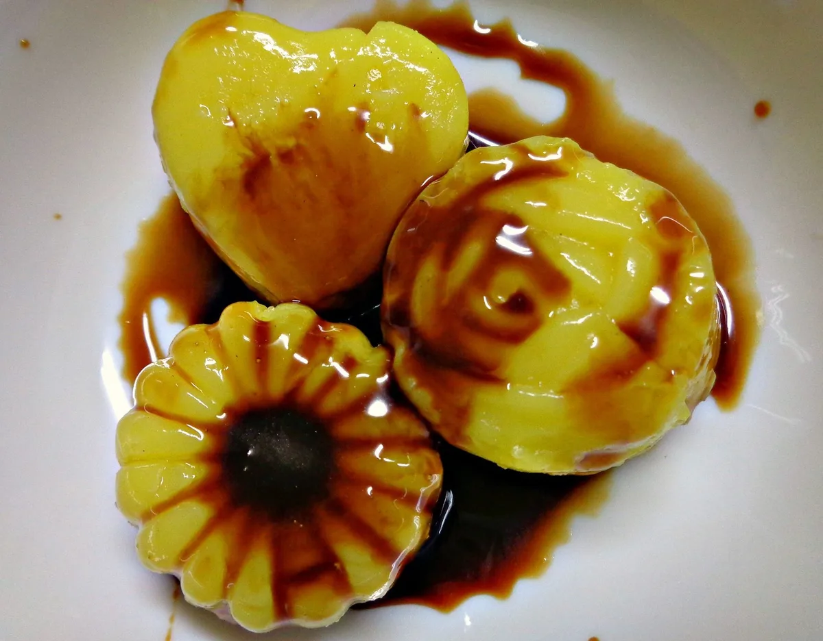 Steamed kuih in palm sugar syrup