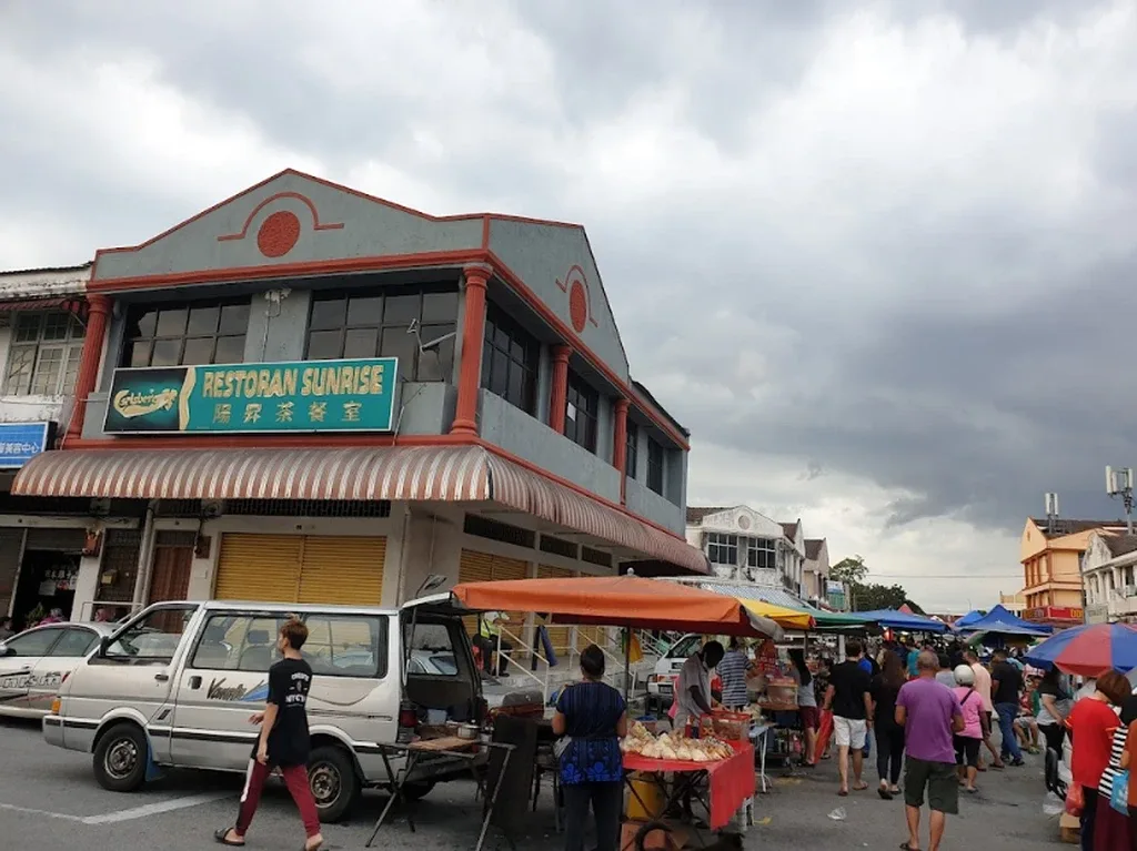 Market stalls below the Restoran Sunrise corner shoplot