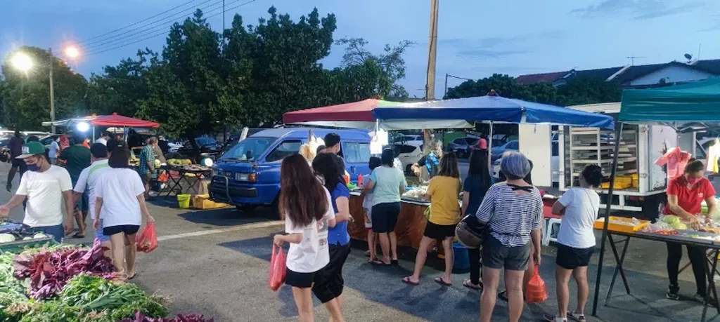 Dusk crowd at the produce stalls