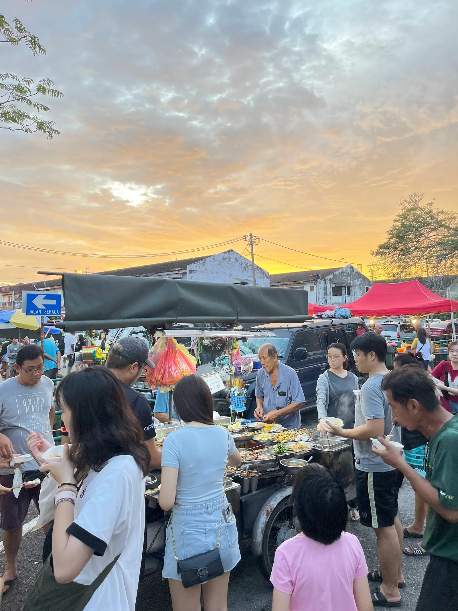 Pasar Malam Gunung Rapat — exterior