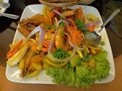 Grilled prawns with salad
