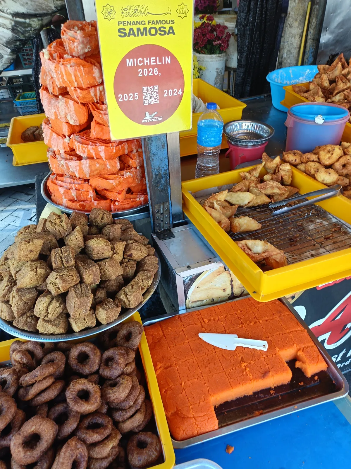 Stall counter piled with vadai, samosa and kesari