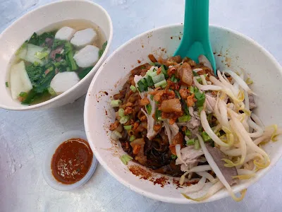 Dry koay teow with minced pork and beansprouts