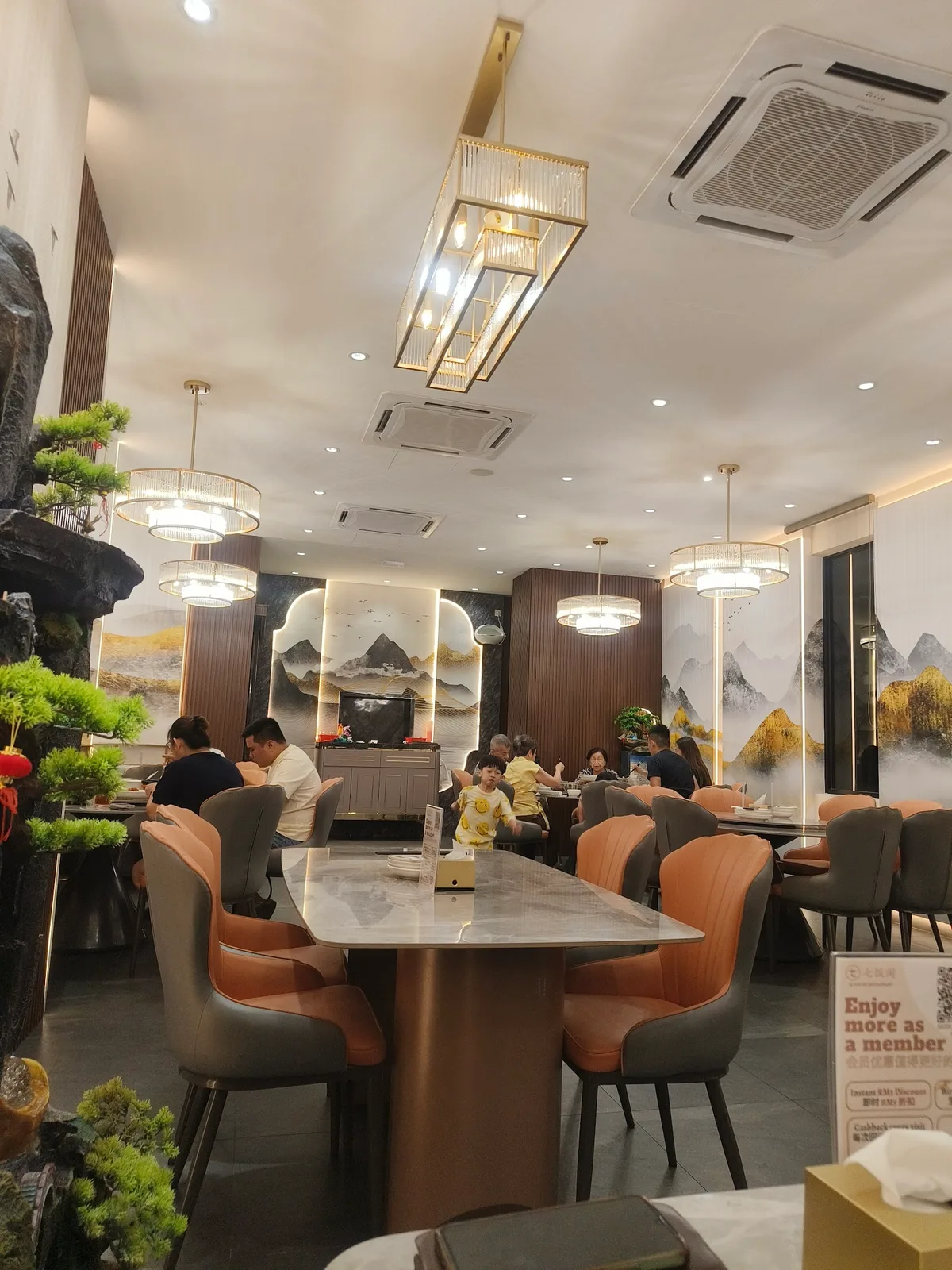 Qi Fan Ge Chinese Restaurant — interior