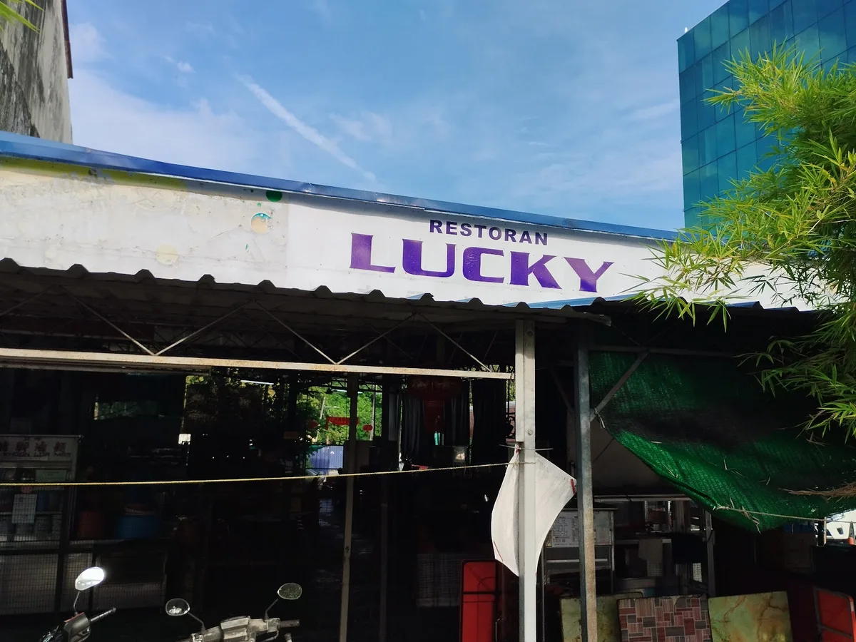 Restoran Lucky Butterworth Chicken Rice — storefront