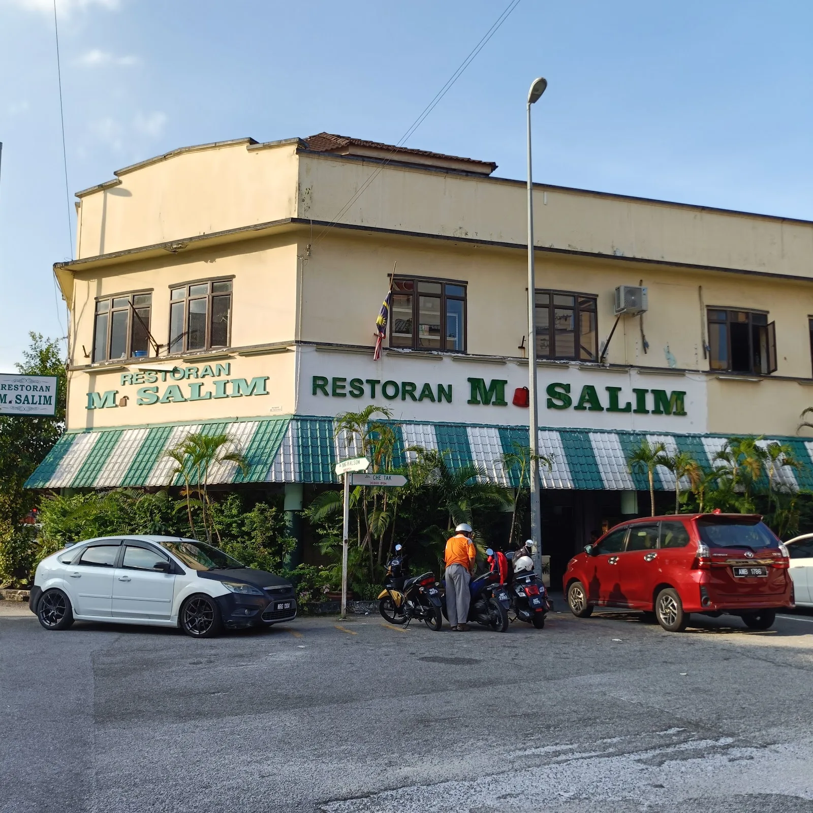 Restoran M Salim — exterior