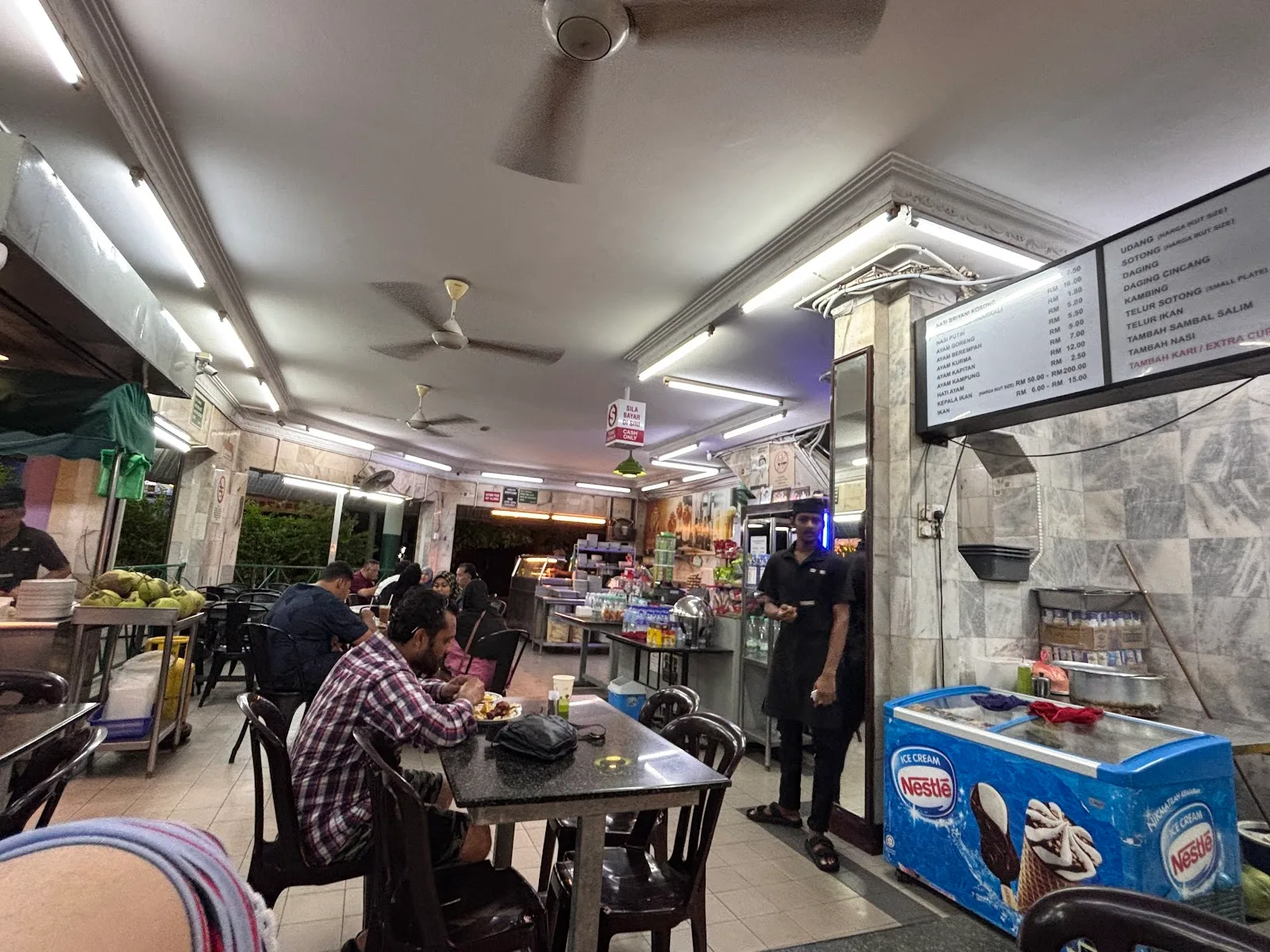 Restoran M Salim — interior