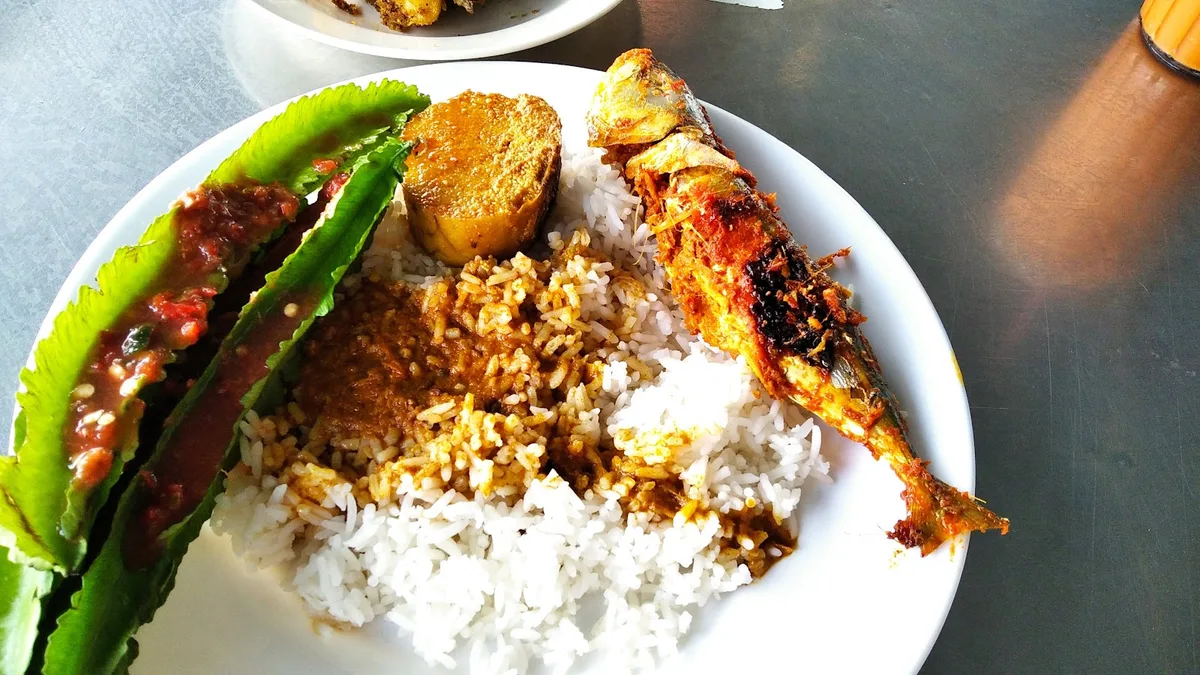 Rice with fried fish, chilli and lauk