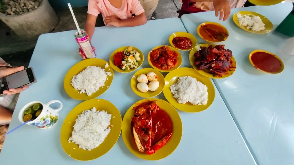 Restoran Nasi Kandar Ayam Merah (Nasi Ganja) @ Kedai Kopi Yong Suan — signature dish