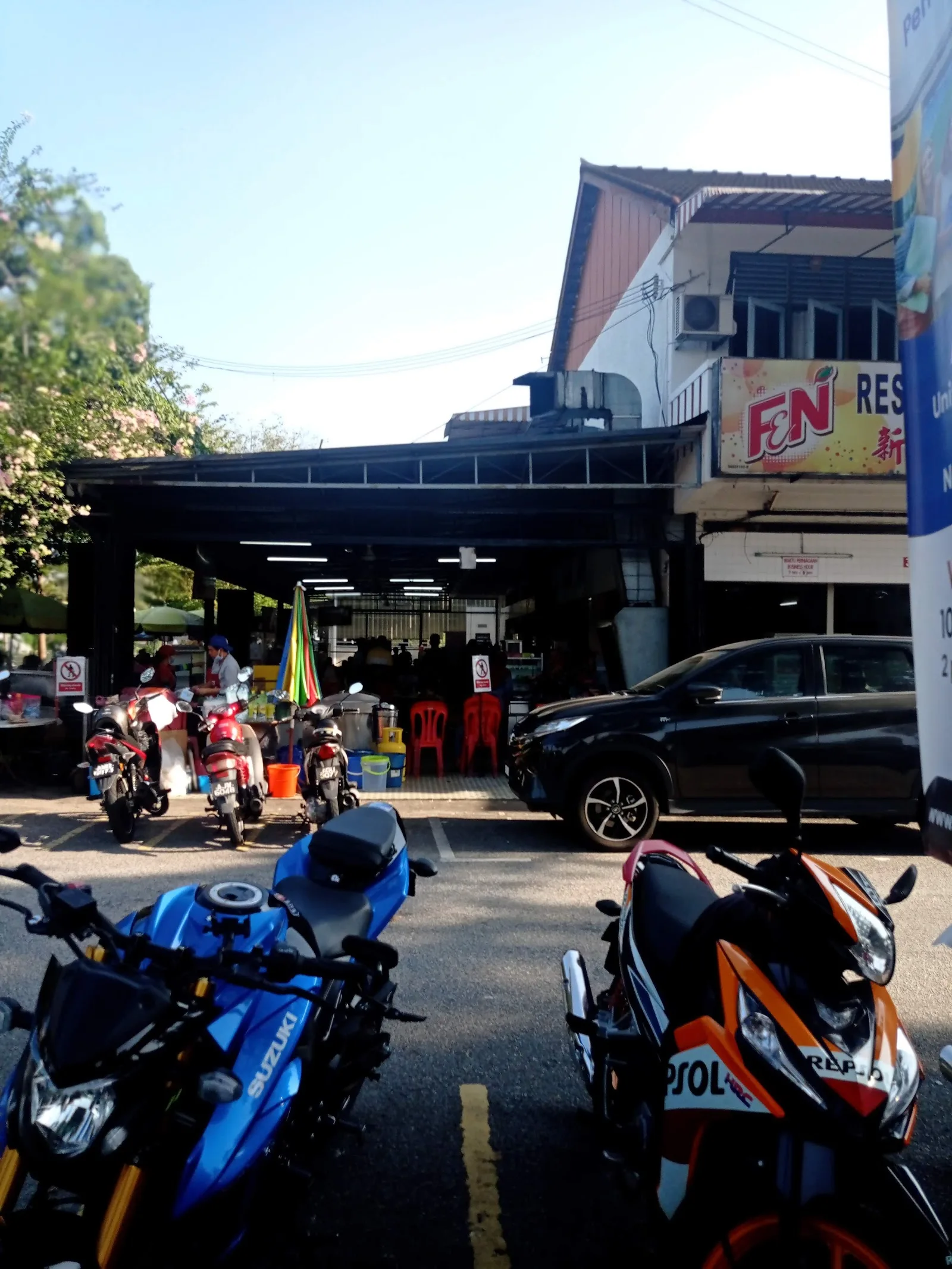 Restoran New Hollywood — exterior