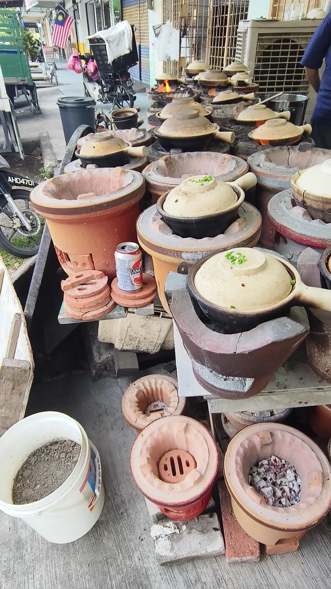 Restoran Sipu Claypot Chicken Rice 師父仔瓦煲雞飯 — interior