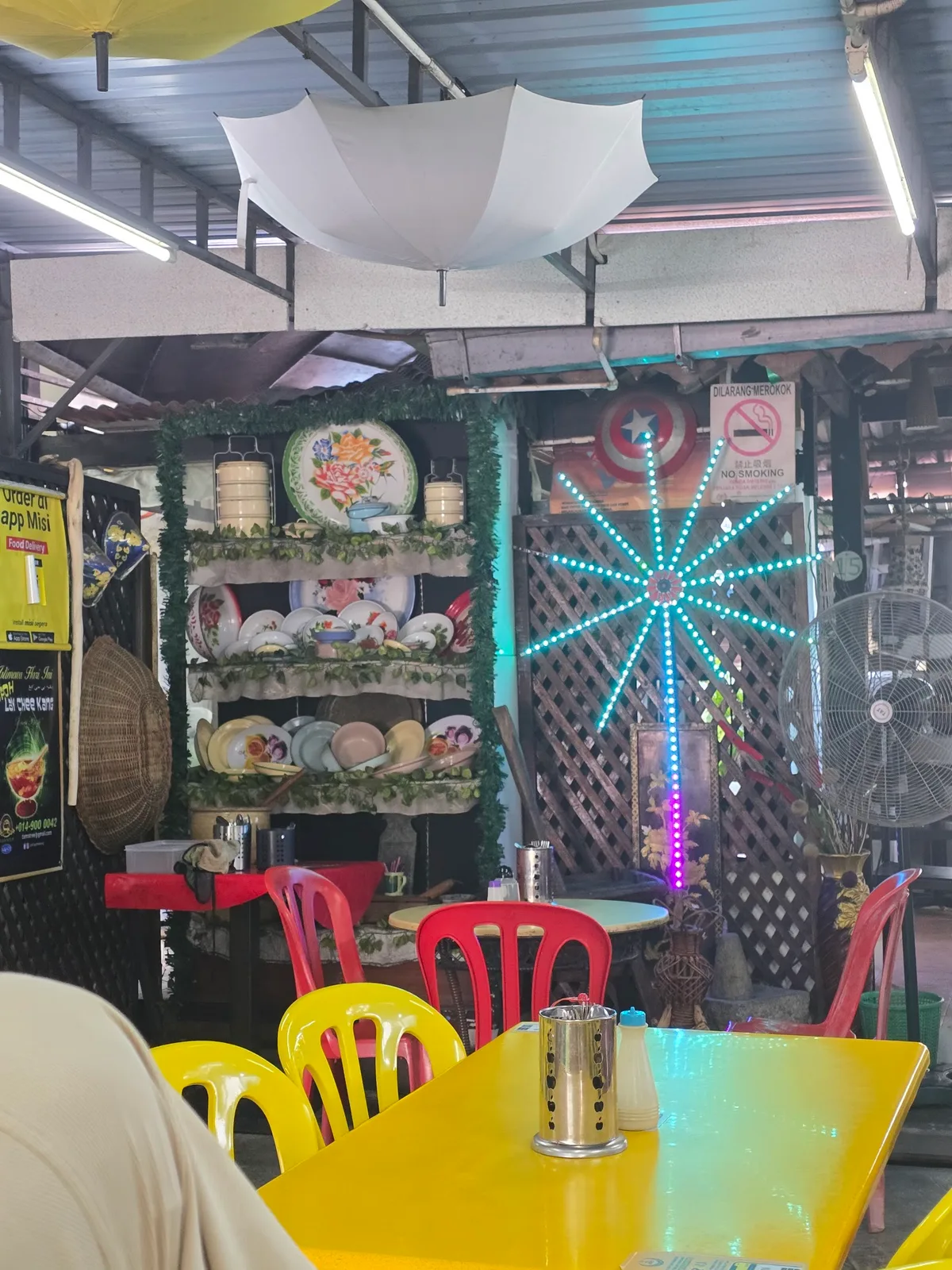 Restoran Warung Tempua 24jam — interior