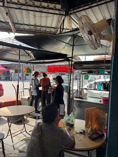 Rojak Orang Hitam Putih — interior