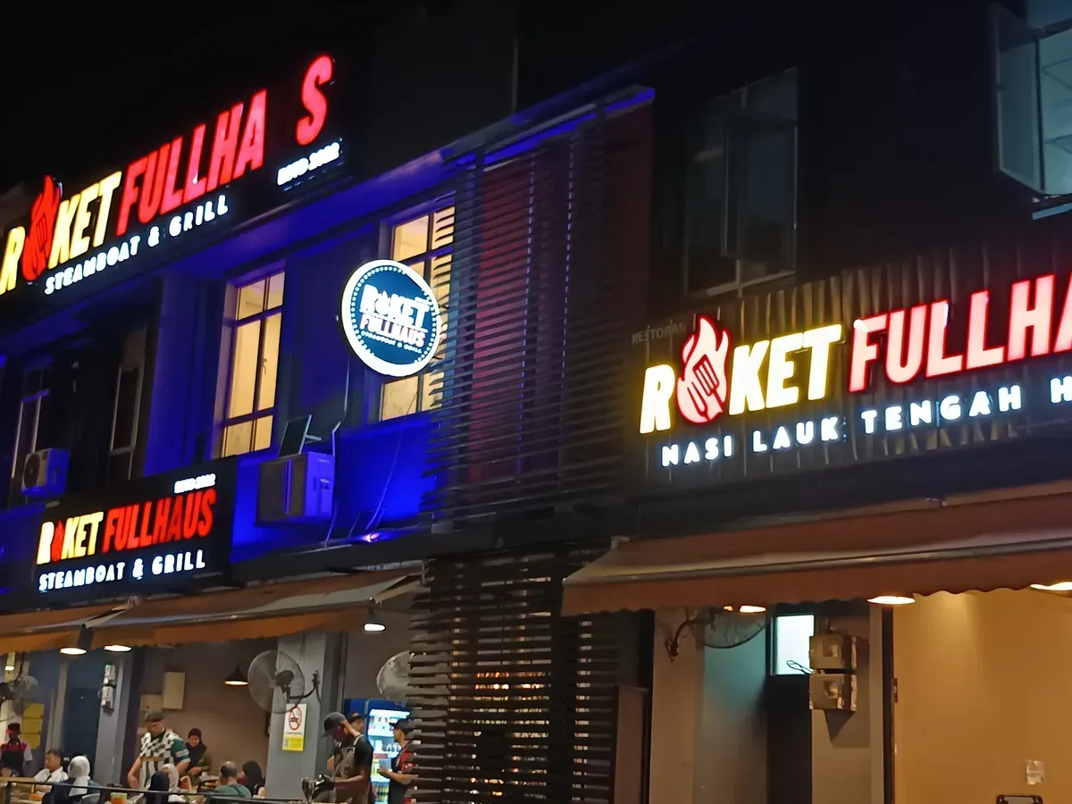 Roket Fullhaus Steamboat & Grill — storefront