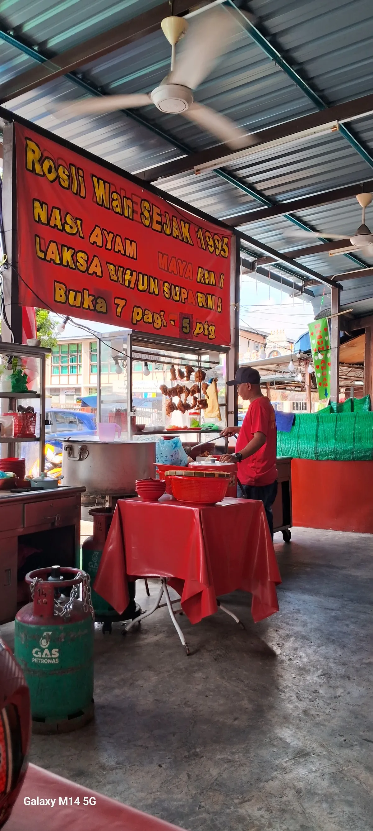 Rosli Nasi Ayam Corner — interior